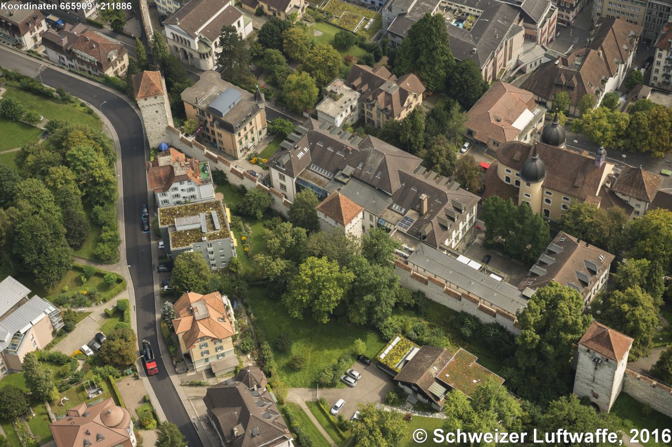 Pulverturm (Position: 2'665'939.03, 1'211'917.31) an der Museggmauer. Bildmitte, beim Turm, Kantonsschule Musegg und Mariahilf-Kirche.